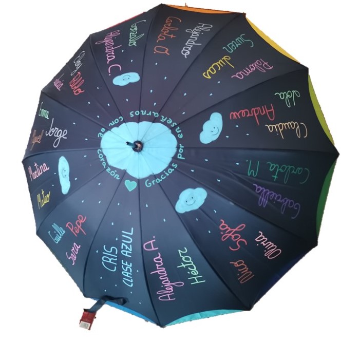Paraguas con el nombre de los niños